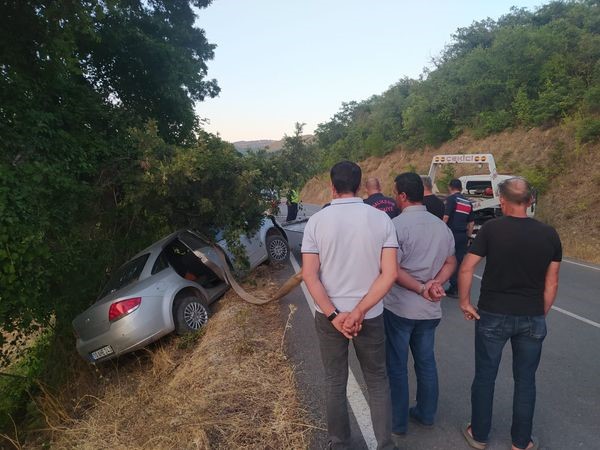 Yeğeninin cenazesine giderken kaza yaptı: 1 ölü, 2 yaralı Bükdere Mahallesi’nde meydana gelen tek taraflı trafik kazasında 1 kişi