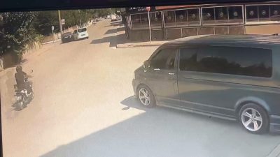 Bursa’nın İnegöl ilçesinde, kontrolden çıkan otomobil hafif ticari araca çarparak