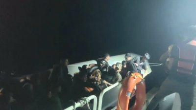 Ayvalık’ta yasa dışı yollarla Yunanistan’ın Midilli Adası’na gitmek isteyen beraberinde