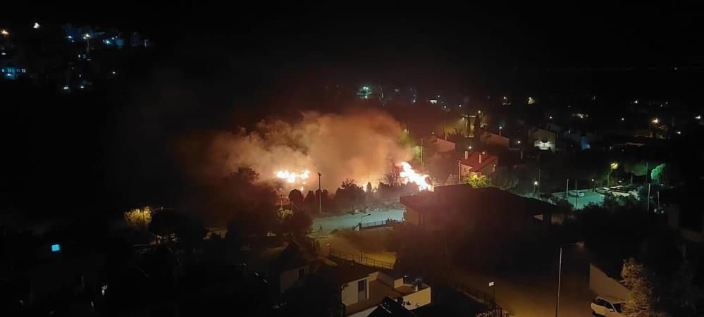 Spor tesisinde çıkan yangın kısa sürede söndürüldü Pelitköy Mahallesi, Grupkent mevkiinde futbol ve basketbol sahalarının bulunduğu alanda