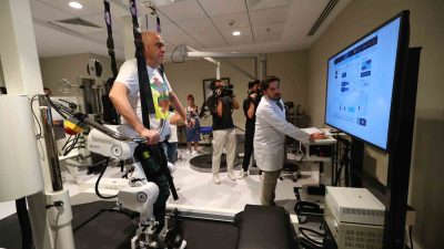 Rehabilitasyonda devrim niteliğindeki yürüme robotu WalkBot’un kullanımına Medipol Sağlık Grubu
