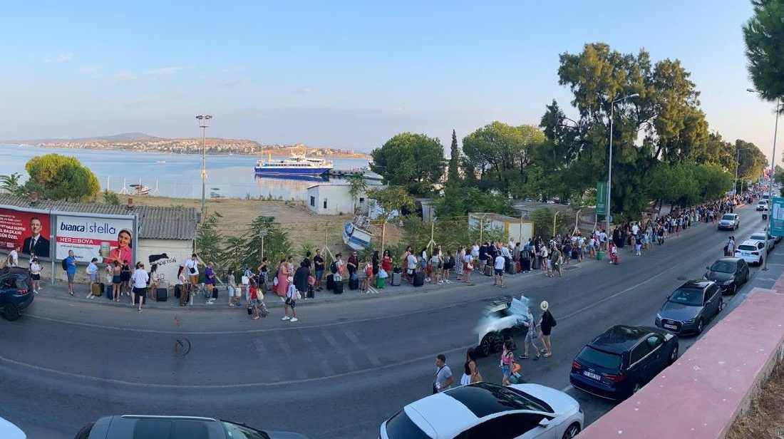 Zafer’in 100. yılında tatilciler Yunan Adalarına akın etti Ayvalık’ta 30 Ağustos Zafer Bayramı nedeniyle resmi tatil ile hafta sonunun