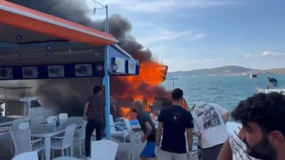 Ayvalık sahilde alevlere teslim olan yat kullanılamaz hale geldi. Yangın,