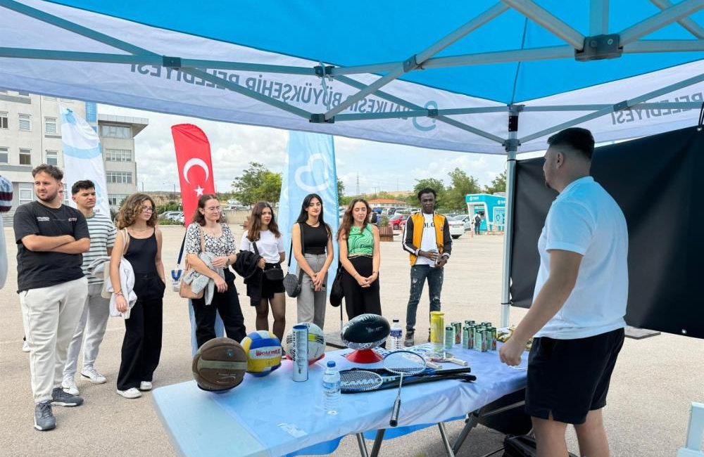 Balıkesir Büyükşehir Belediyesi, Bandırma’da üniversiteliler için bilgilendirme standı açtı Balıkesir Büyükşehir Belediyesi, üniversiteyi okumak için Bandırma Onyedi Eylül Üniversitesi’ni