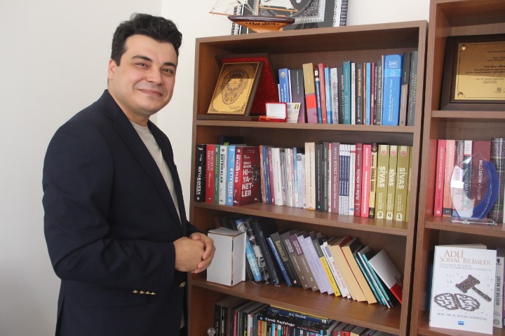 Sosyal hizmetler ve adli sistemler üzerine önemli çalışmalara imza atan