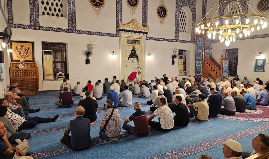 Bandırma’da Mevlid Kandili’nde camiler doldu taştı Bandırma’da vatandaşlar, Mevlid Kandili’nde camilere akın etti. Mevlit Kandili dolayısıyla