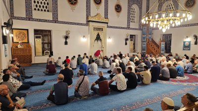 Bandırma’da vatandaşlar, Mevlid Kandili’nde camilere akın etti. Mevlit Kandili dolayısıyla
