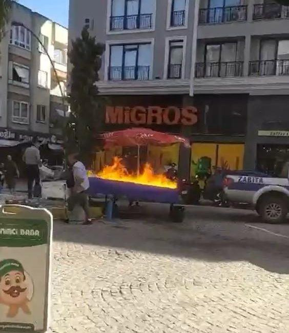 Erdek’te Zabıtaya kızdı, tezgahı yaktı Erdek’te zabıta ekipleri ile tartışan seyyar balıkçı, tezgahına el koyulmasına