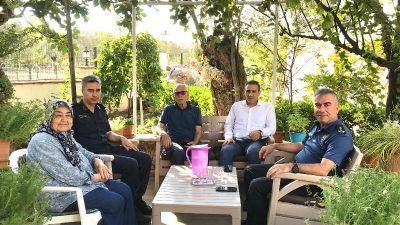 Burhaniye’de, Kaymakamı İlyas Memiş, şehit Jandarma Yüzbaşı Kamil Aşık’ın ailesini