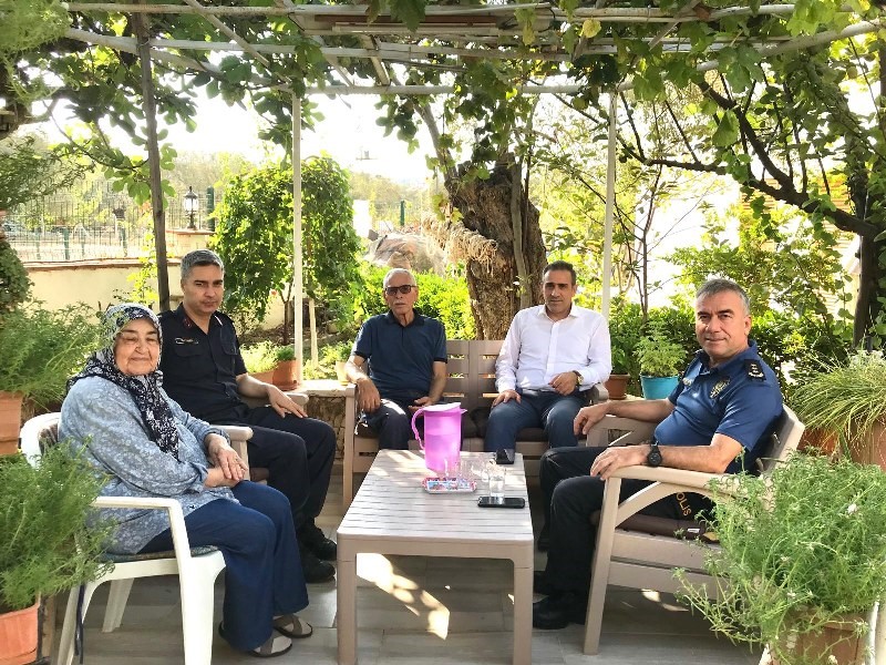 Burhaniye’de Kaymakam Memiş, şehit ailesini ziyaret etti Burhaniye’de, Kaymakamı İlyas Memiş, şehit Jandarma Yüzbaşı Kamil Aşık’ın ailesini