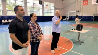 Erdek’te gerçekleştirilen satranç turnuvasının ödül töreninde dereceye giren sporculara madalya