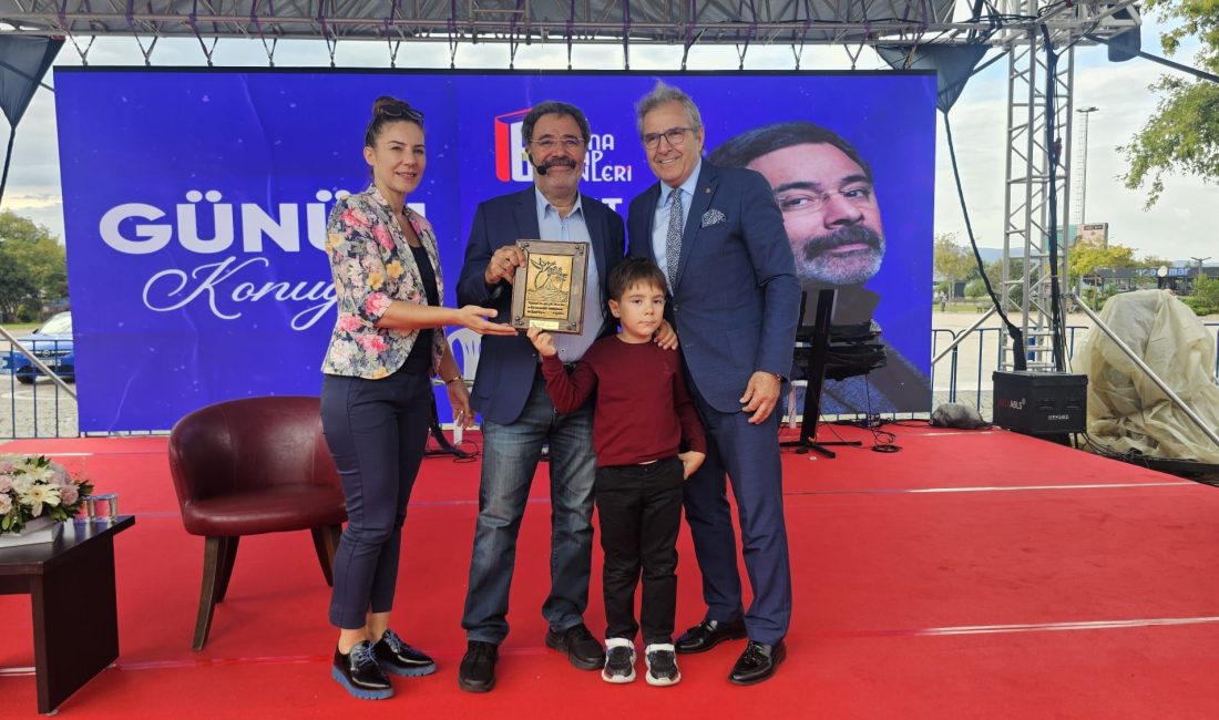 Bandırma Kitap Günleri’nin ilk gününde Yazar-Şair Ahmet Ümit, kitapsever vatandaşlarla