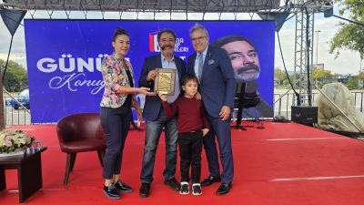 Bandırma Kitap Günleri’nin ilk gününde Yazar-Şair Ahmet Ümit, kitapsever vatandaşlarla