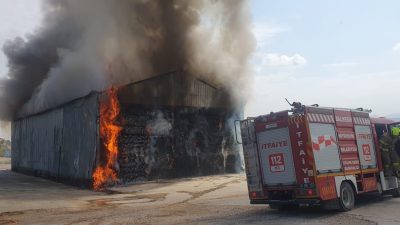 Susurluk’ta bulunan bir saman deposunda yangın çıktı. Güçlükle kontrol altına