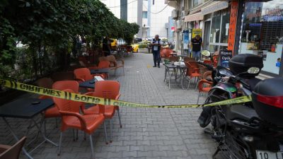 Edremit’te özel bir hastanenin yakınındaki çay bahçesinde meydana gelen silahlı