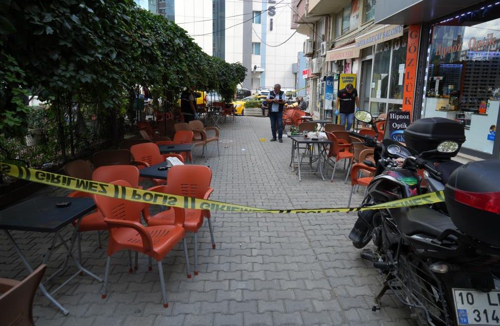 Balıkesir’de silahlı saldırı: 6 yaralı Edremit’te özel bir hastanenin yakınındaki çay bahçesinde meydana gelen silahlı