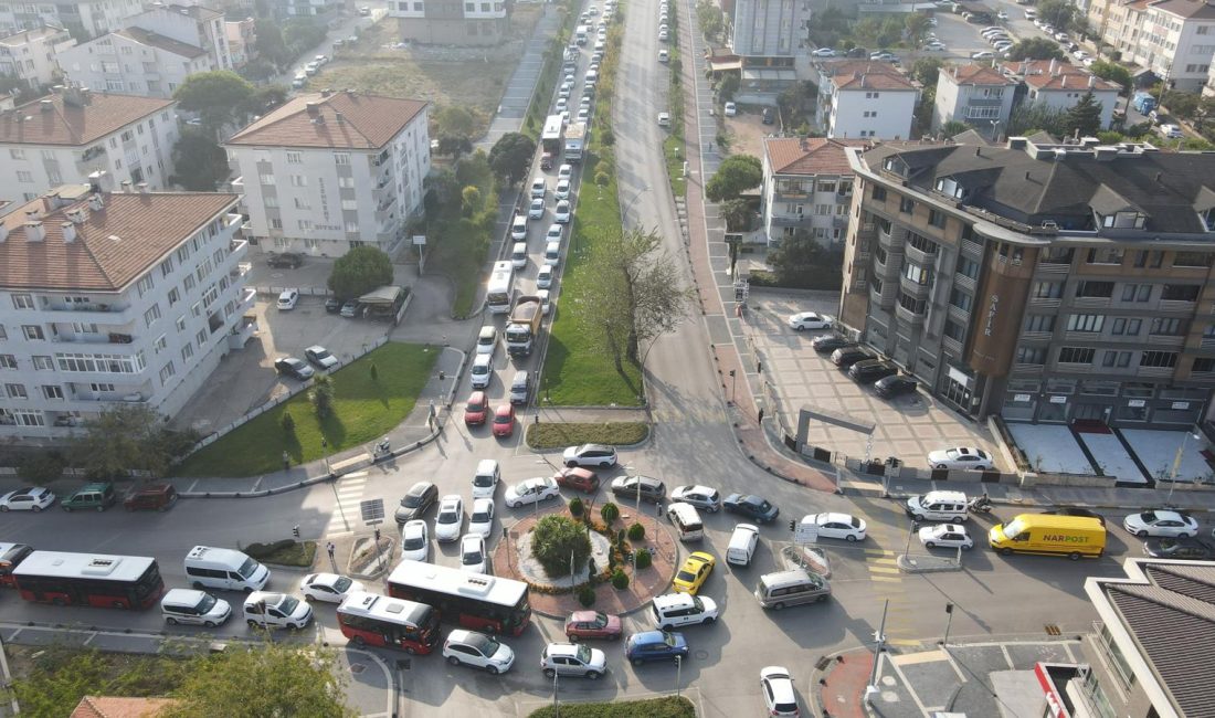 UKOME kararı ile kapatılan yol trafik yoğunluğunu artırdı Bandırma’da Ordu Caddesi ve Atatürk Bulvarı üzerinde kesişen yerdeki kavşak,