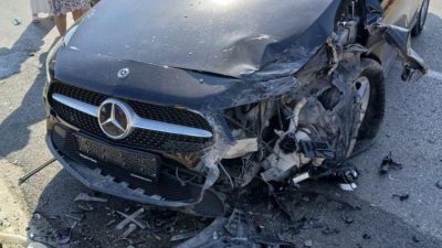 Ayvalık’ta iki otomobilin karıştığı kazada iki kişi yaralandı. Edinilen bilgiye