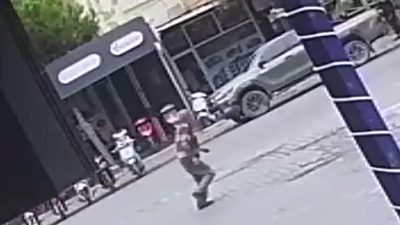 Edremit’te motosikletli iki şahıs, kaskları takılı şekilde geldikleri motor mağazası
