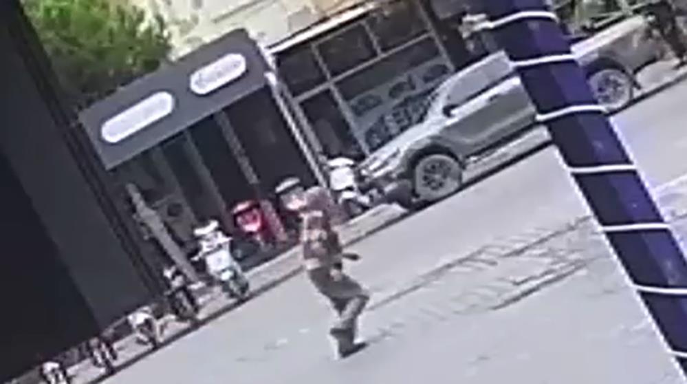 Edremit’te motosiklet mağazasını kurşunladılar Edremit’te motosikletli iki şahıs, kaskları takılı şekilde geldikleri motor mağazası