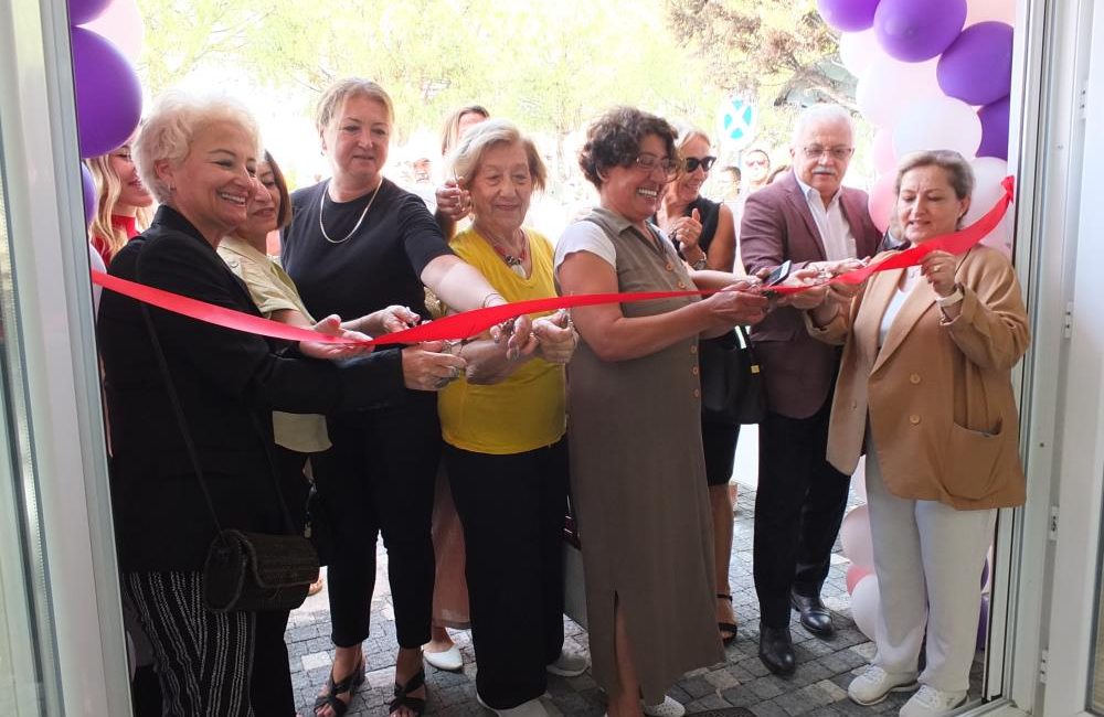 Balıkesir’de kadınların el emeği kooperatifle değerlenecek Burhaniye’de, Zeytin Kadın Kooperatifi Emek Evi Kafe törenle açılırken, kooperatifin