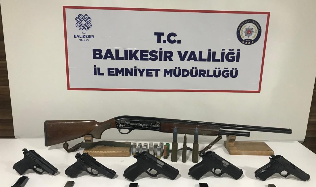 Bandırma’da ruhsatsız silahlarla yakalanan şahıs tutuklandı Bandırma Yenimahalle’de bir sokak üzerinde Bandırma İlçe Emniyet Müdürlüğü Asayiş
