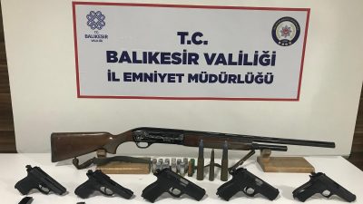 Bandırma Yenimahalle’de bir sokak üzerinde Bandırma İlçe Emniyet Müdürlüğü Asayiş