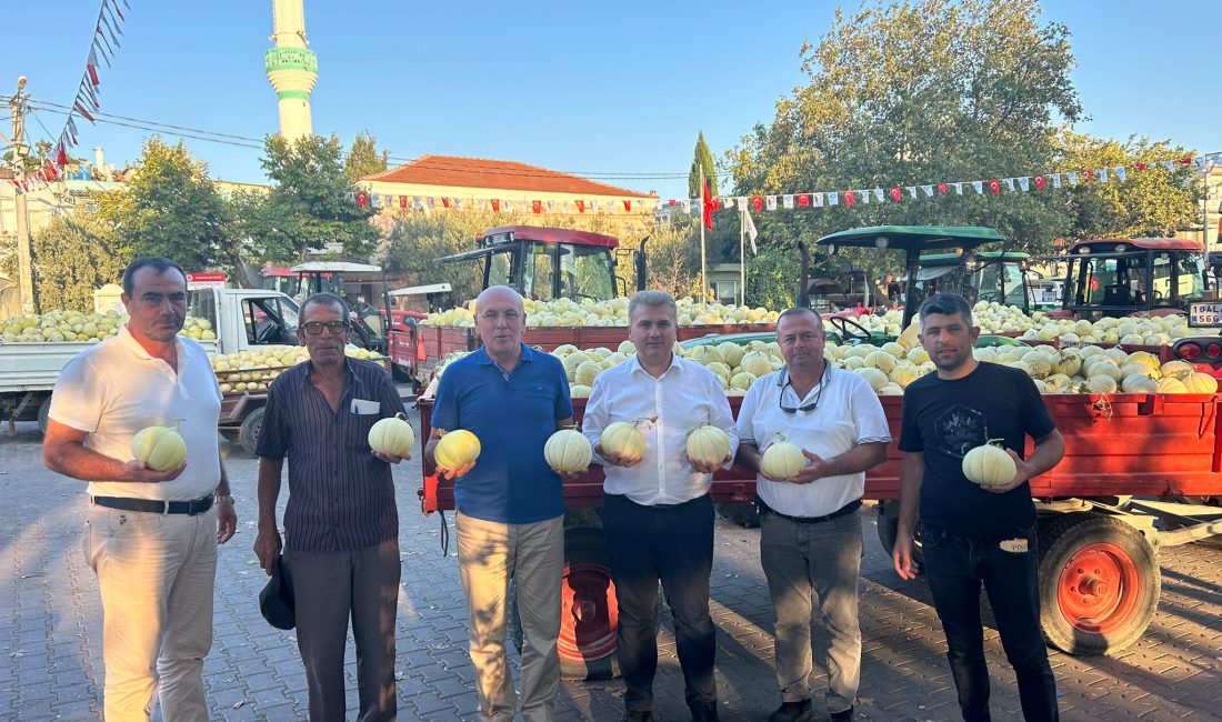 Canbey ve Ok, kavun festivali öncesi Yeşilçomlu’yu ziyaret etti Balıkesir Milletvekilleri Mustafa Canbey ve İsmail Ok, Yeşilçomlu Mahallesi’ni ziyaret