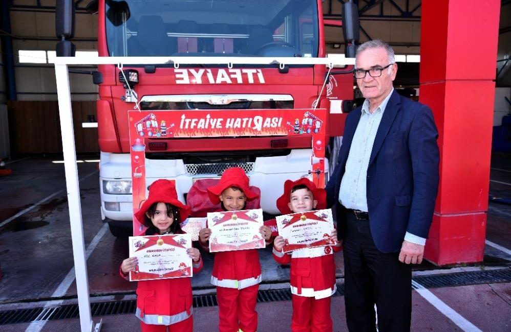Miniklere uygulamalı itfaiye eğitimi Sındırgı’da anaokulu öğrencileri İtfaiye Haftası nedeniyle Balıkesir Büyükşehir Belediyesi İtfaiye