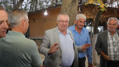Edremit Belediye Başkanı Mehmet Ertaş, mahalle muhtarları ile bir araya