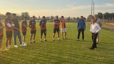 Manyas Belediyespor futbol oyuncularıyla bir araya gelen Belediye Başkanı Ahmet