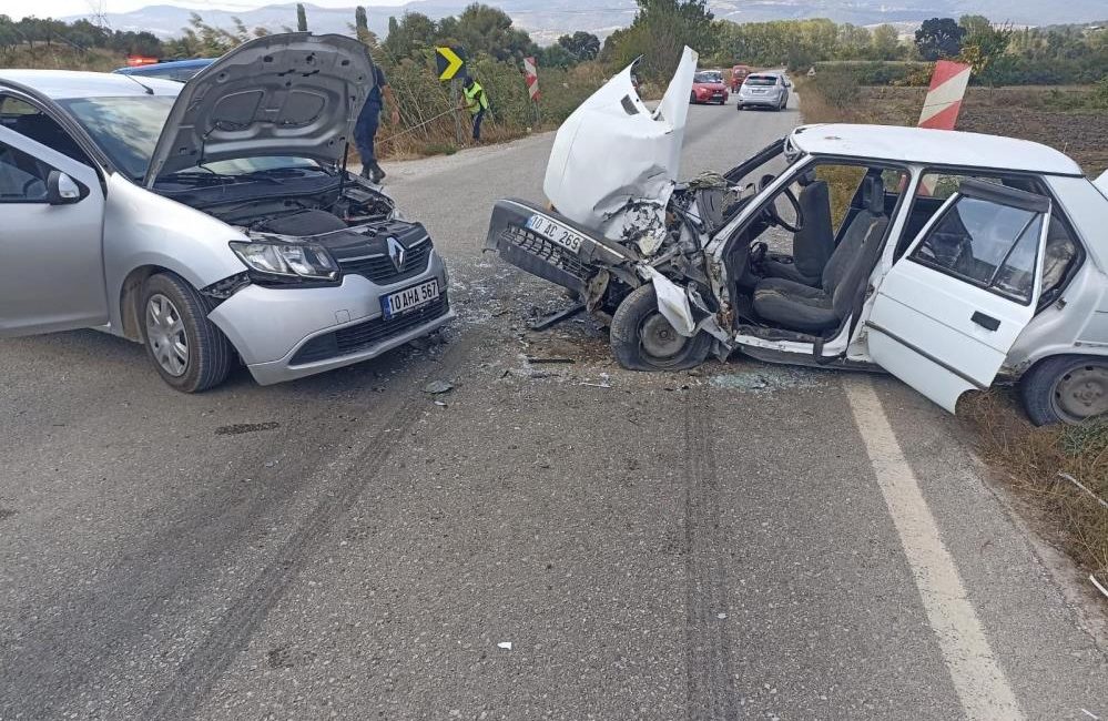 Savaştepe’de zincirleme trafik kazası; 3 yaralı Savaştepe’te meydana gelen 3 aracın karıştığı trafik kazasında 3 kişi