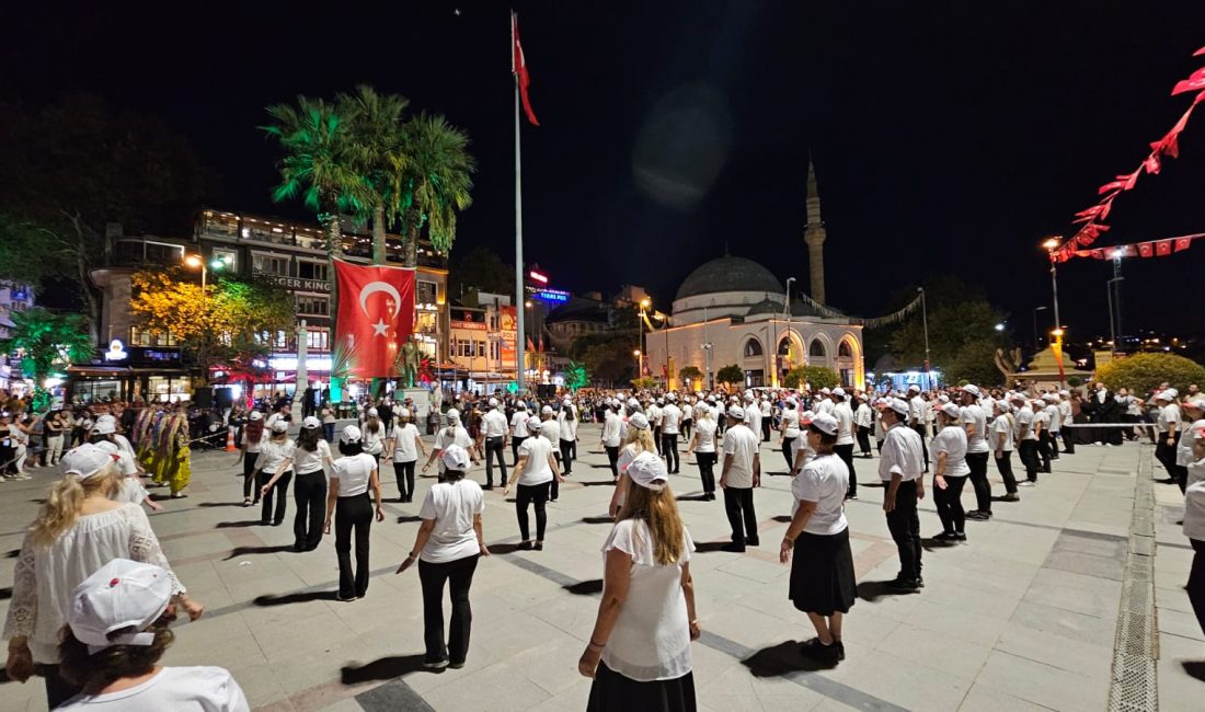 Bandırma’da kurtuluşun 102’nci yılına özel harmandalı gösterisi 17 Eylül Bandırma’nın Kurtuluşu etkinlikleri kapsamında Bandırma Cumhuriyet Meydanı’nda 100