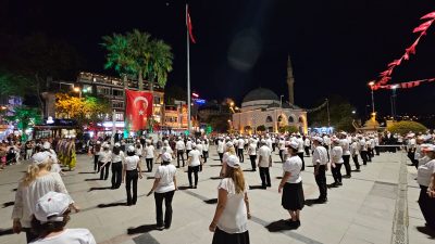 17 Eylül Bandırma’nın Kurtuluşu etkinlikleri kapsamında Bandırma Cumhuriyet Meydanı’nda 100