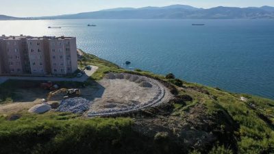 Bandırma'da&nbsp;aynı apartmanda komşu olan 2 kadın arasında &ccedil;ıkan tartışma kanlı
