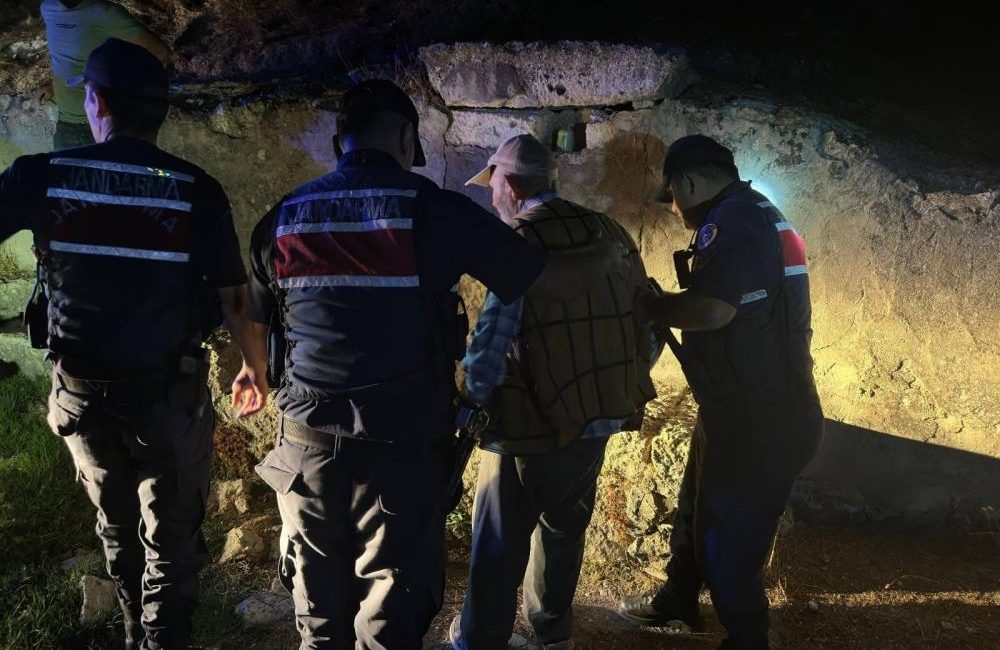 Kayıp Alzheimer hastası yaşlı adam jandarma tarafından bulundu Balıkesir’de evinden habersiz bir şekilde ayrılan 81 yaşındaki Alzheimer hastası