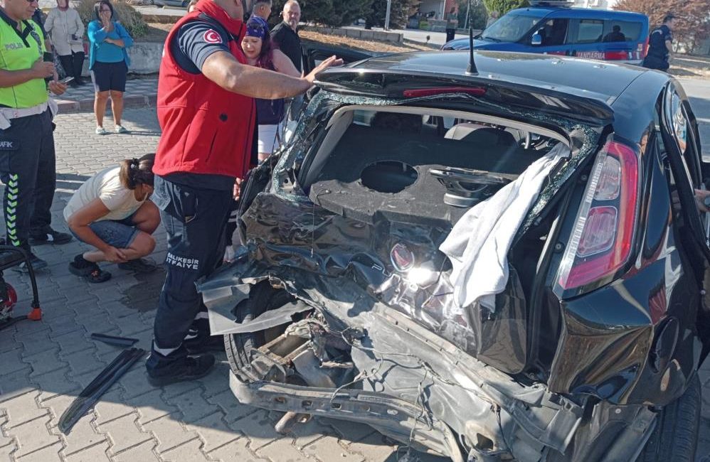 Edremit’te 3 araç trafik kazası yaptı; 4 yaralı Edremit’te meydana gelen ve 3 aracın karıştığı trafik kazasında 4