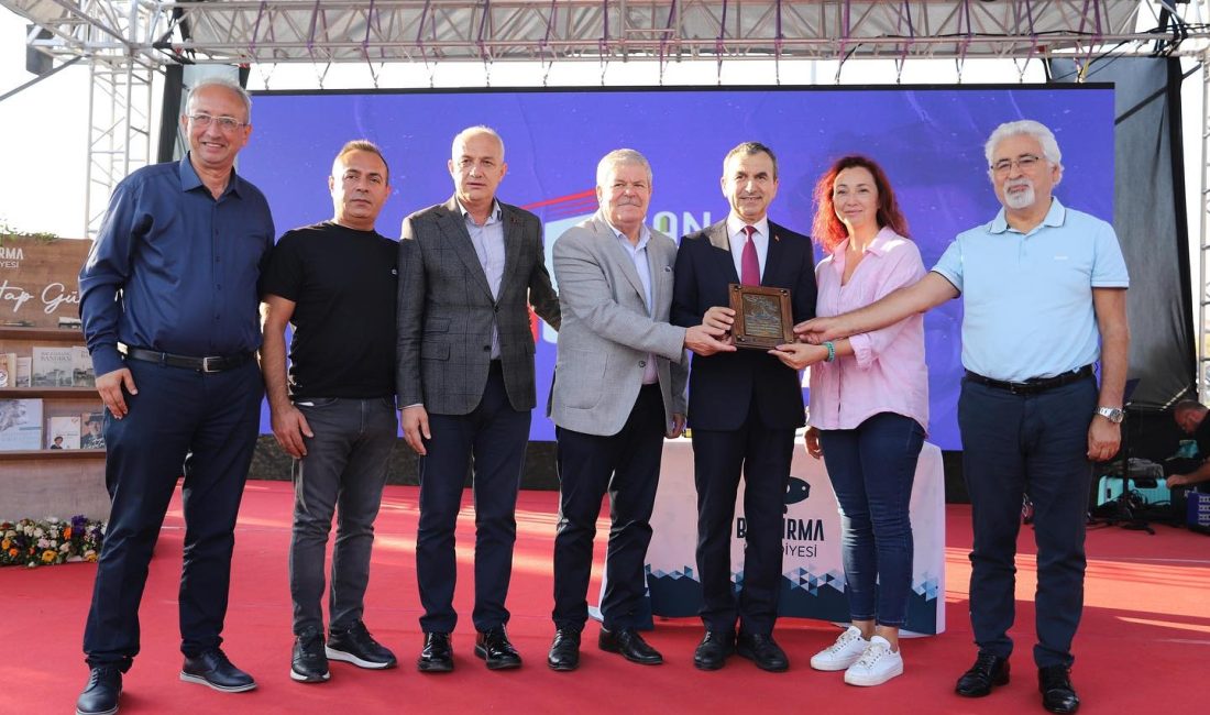 6’ncı Bandırma Kitap Günleri sona erdi Ünlü yazar ve gazetecilerin katılımıyla önemli söyleşiler ve konserlere ev