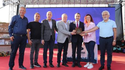 Ünlü yazar ve gazetecilerin katılımıyla önemli söyleşiler ve konserlere ev