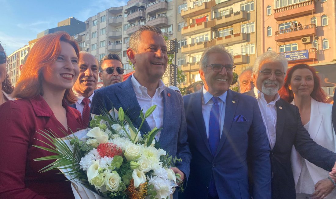 Özgür Özel’den Bandırma Belediyesi’ne ziyaret Cumhuriyet Halk Partisi (CHP) Genel Başkanı Özgür Özel, Bandırma’ya gerçekleştirdiği