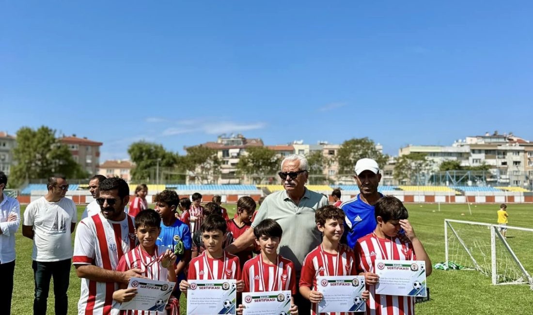 Başkan Karışık’tan spora ve sporcuya tam destek Erdek Belediye Başkanı Burhan Karışık, Erdekspor 2024 Yaz Futbol Okulu’nun
