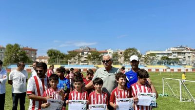 Erdek Belediye Başkanı Burhan Karışık, Erdekspor 2024 Yaz Futbol Okulu’nun