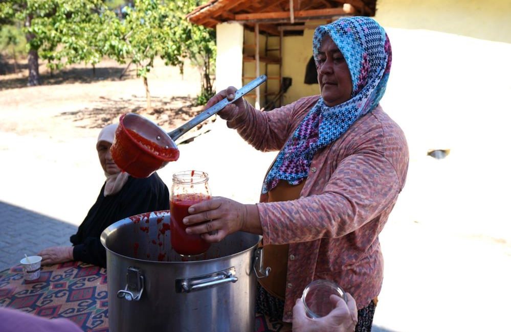 Salça makinesi domates üreticisinin yüzünü güldürdü Balıkesir Büyükşehir Belediyesi tarafından Dursunbey’de dağıtılan salça makineleriyle ilk salçalar