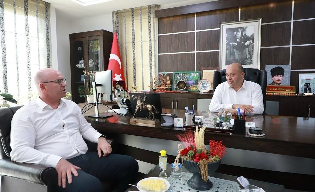 Sarı’dan Gönen ziyareti Balıkesir Milletvekili Serkan Sarı, Gönen Belediye Başkanı İbrahim Palaz ile