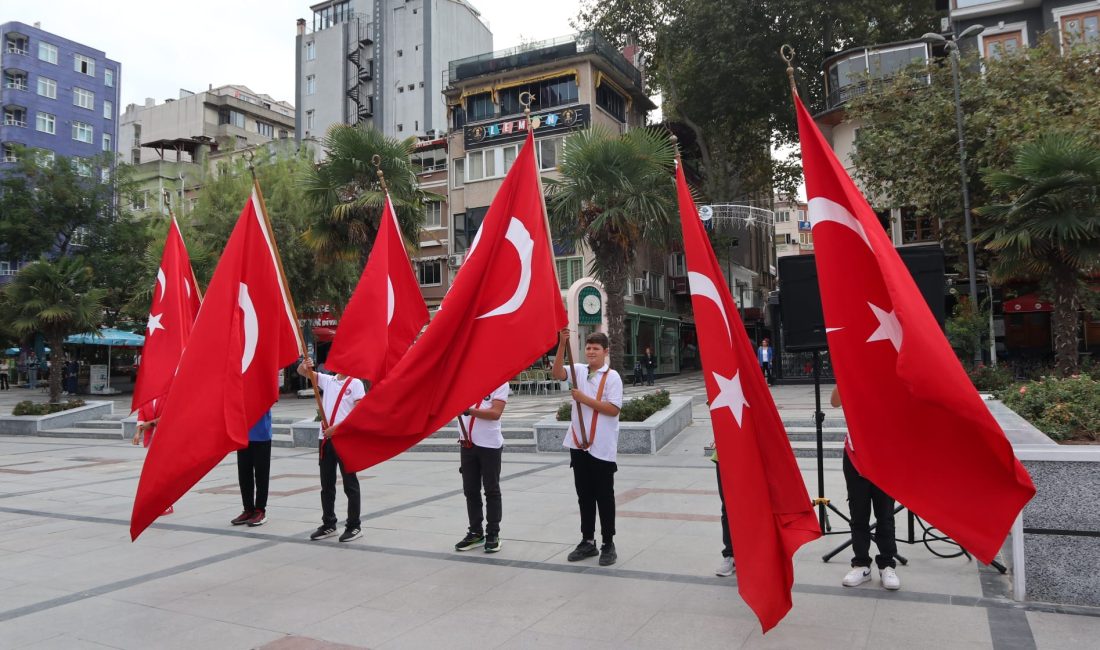 Bandırma’da İlköğretim Haftası’nda çelenk sunuldu Bandırma Cumhuriyet Meydanı’nda İlköğretim Haftası dolayısıyla çelenk sunma töreni gerçekleştirildi.