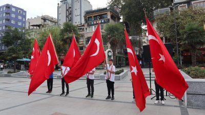 Bandırma Cumhuriyet Meydanı’nda İlköğretim Haftası dolayısıyla çelenk sunma töreni gerçekleştirildi.