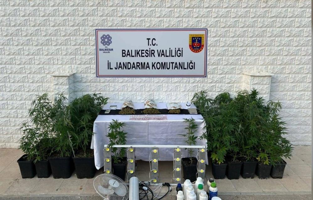 Balıkesir’in 10 ilçesinde kaçakçılık operasyonu Balıkesir’de jandarma tarafından 10 ilçede yapılan kaçakçılık ve organize suç