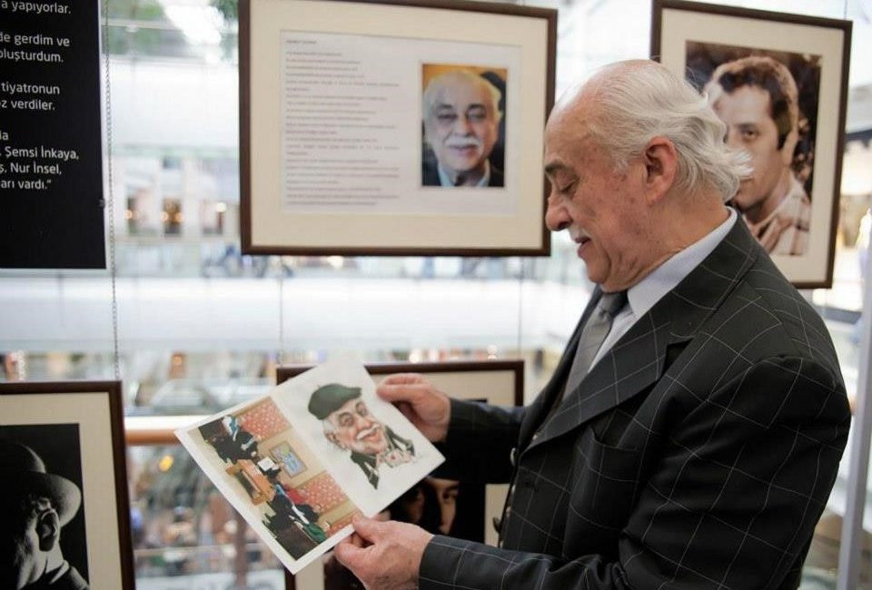 Dünyaca ünlü fotoğraf sanatçısı Ahmet Esmer vefat etti Balıkesir’in yetiştirdiği dünyaca ünlü fotoğraf ve karikatür fotoğraf sanatçısı Ahmet