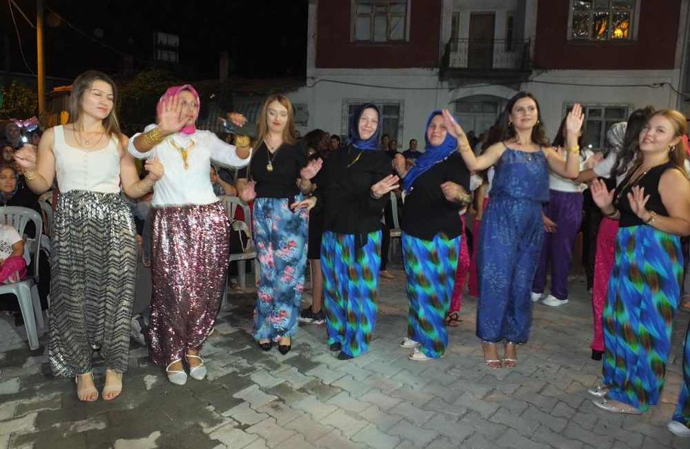 Balıkesir’de köylü kadınlar şalvar gecesinde eğlendi Burhaniye ilesinde, şalvar geceleri devam ederken, Börezli köyünde de kadınlar