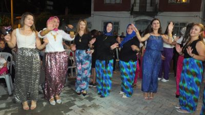 Burhaniye ilesinde, şalvar geceleri devam ederken, Börezli köyünde de kadınlar